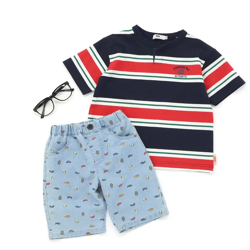 マルチボーダーTシャツと総柄ショートパンツのコーディネート