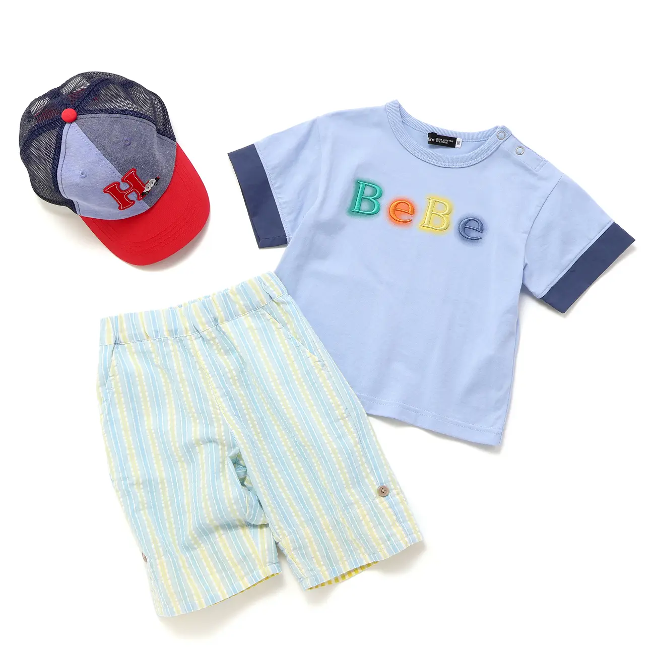 ライトブルーのTシャツとストライプパンツ