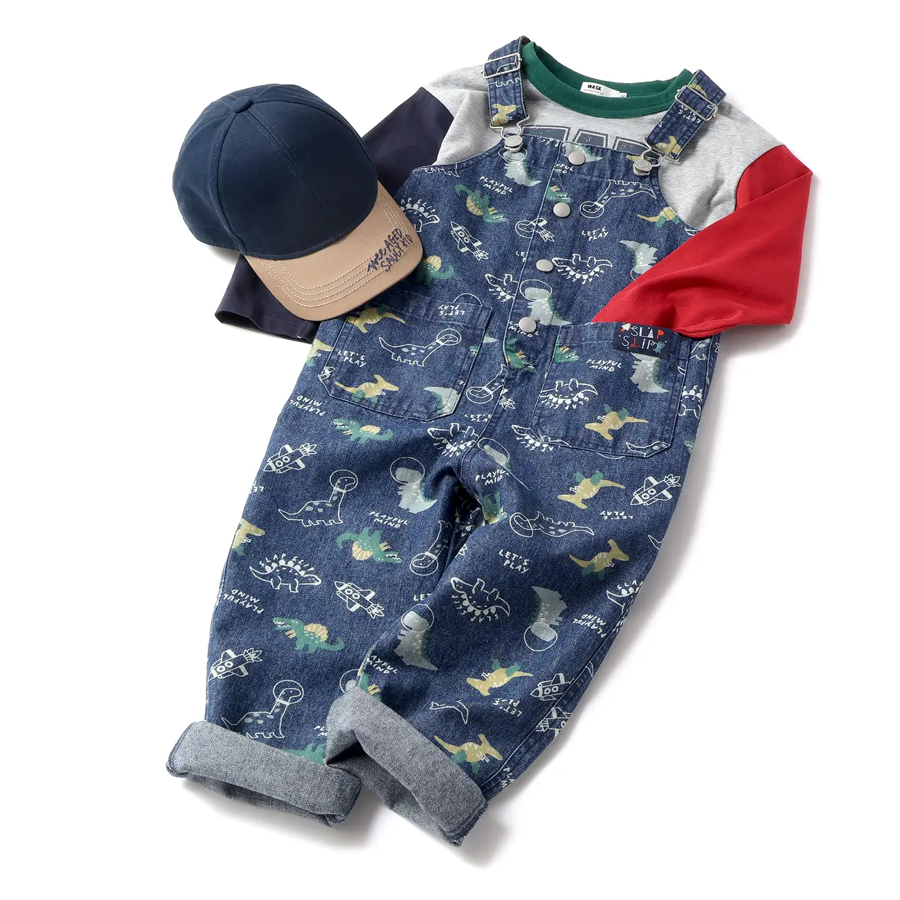 配色ロングTシャツとサロペットのコーディネート