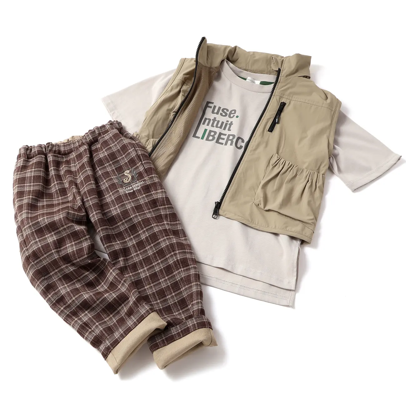 ベストとTシャツとチェックパンツのコーディネート
