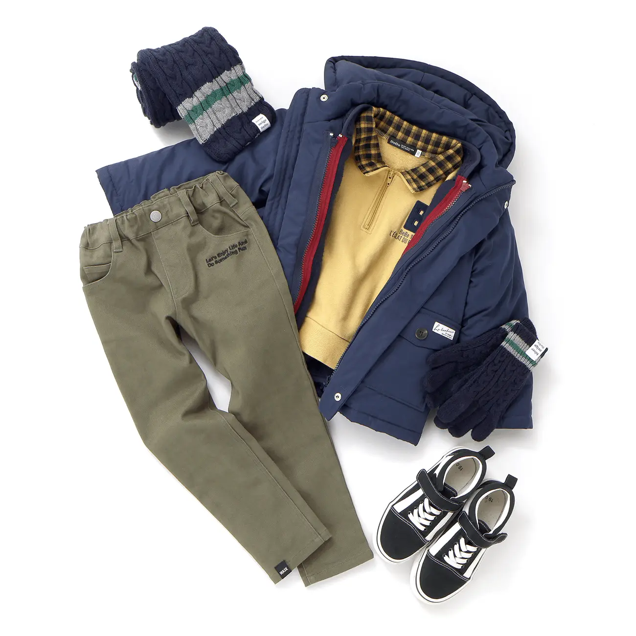 ネイビーアウターに黄色トップスがポイントのコーデ