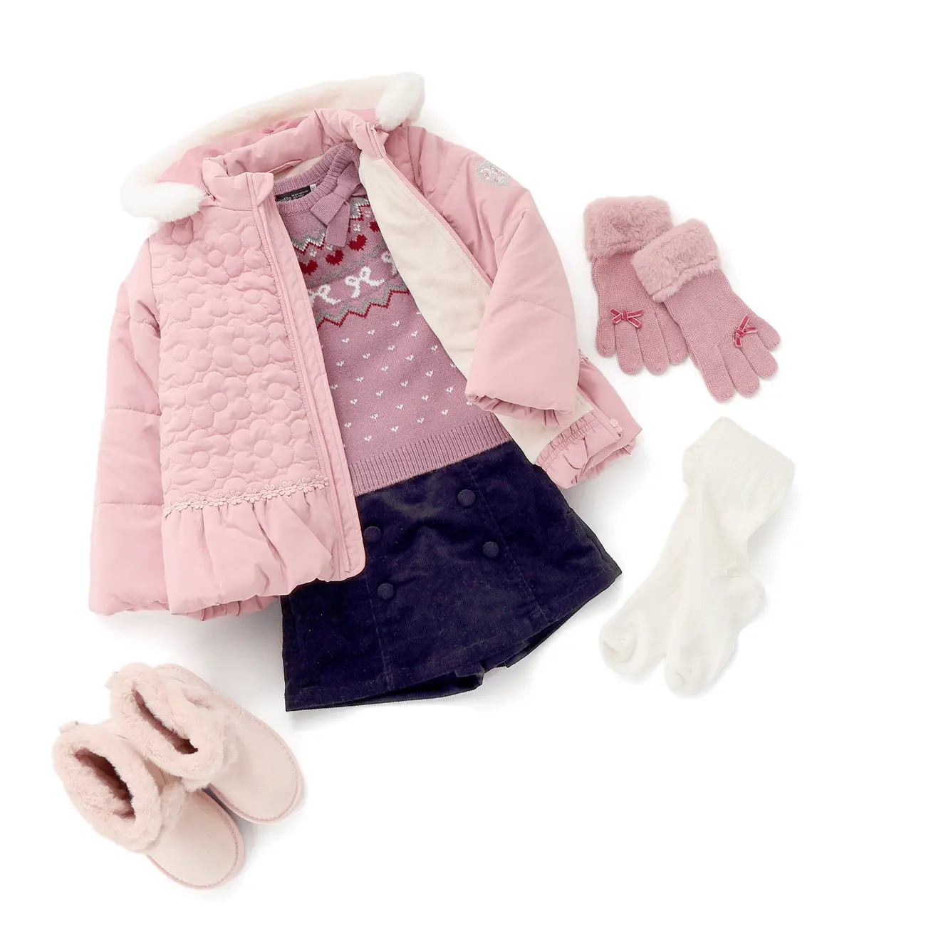 ピンクの花キルトアウターにリボン柄ニットのコーデ