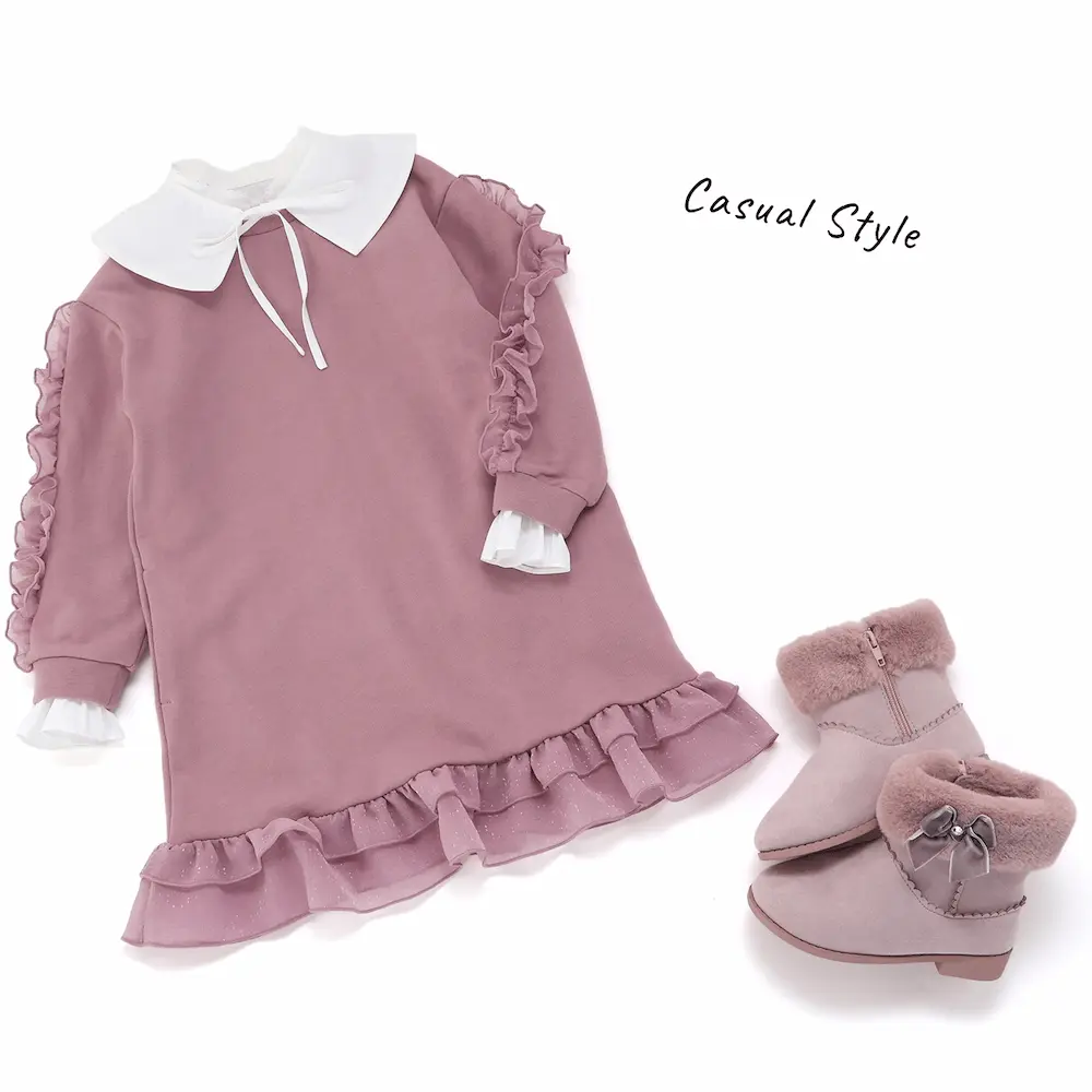 裏毛ワンピースにブラウスのコーデ