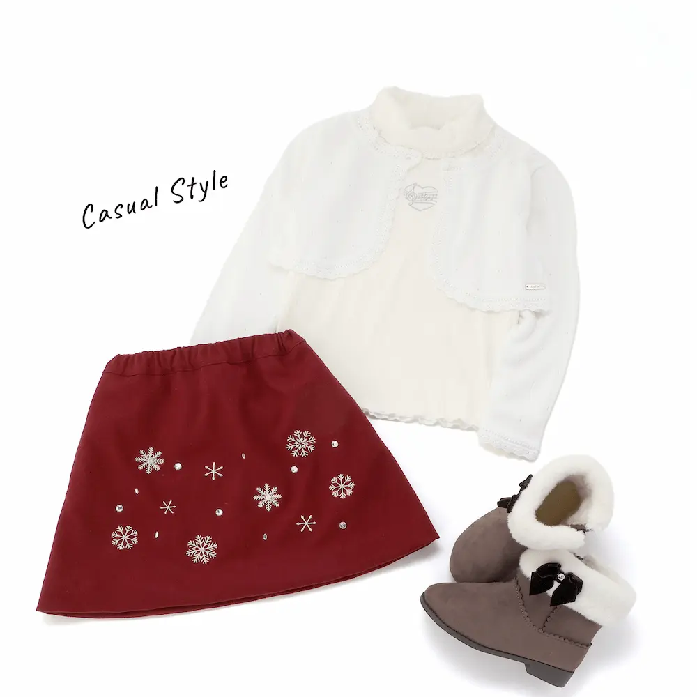 カーディガンにハイネックニット、赤色スカートのコーデ