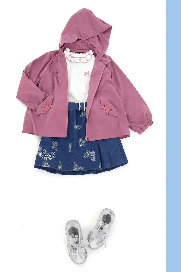 くすみピンク×蝶々デニムスカートの女の子コーディネート