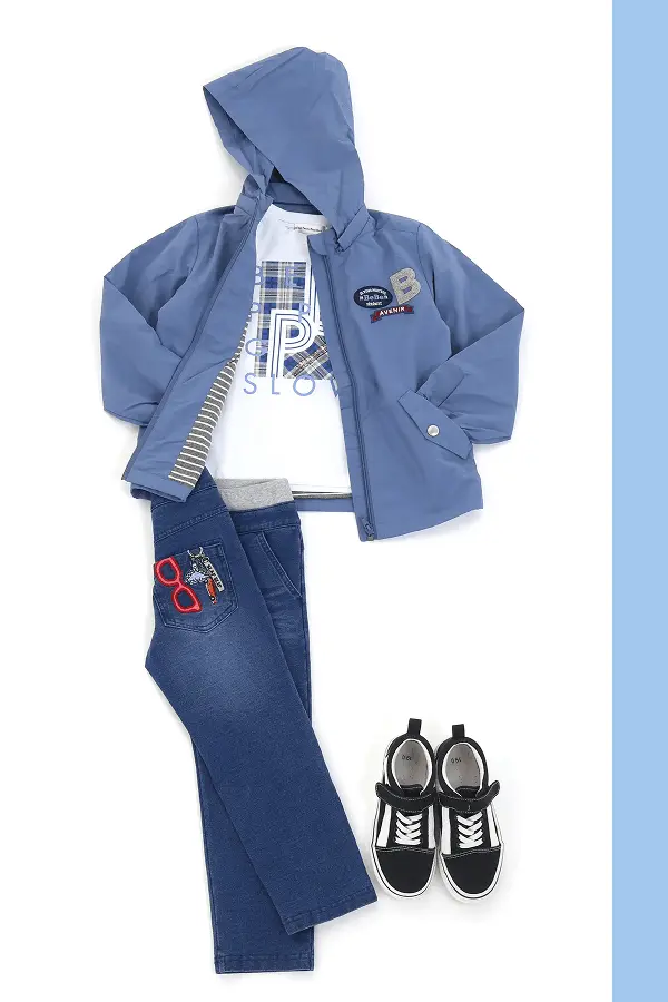 くすみブルー×白Tシャツ×デニムの男の子コーディネート