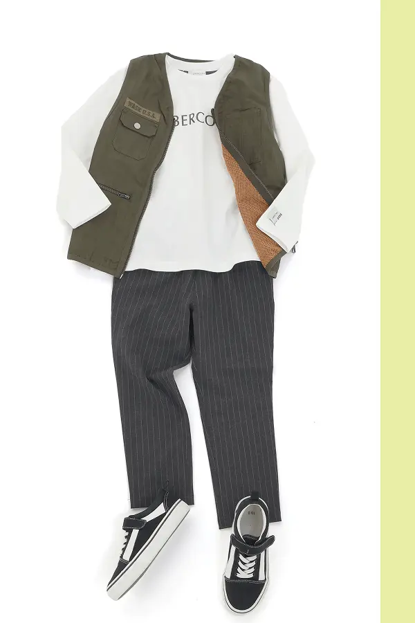 カーキベスト×白T×細ストライプパンツの男の子コーディネート