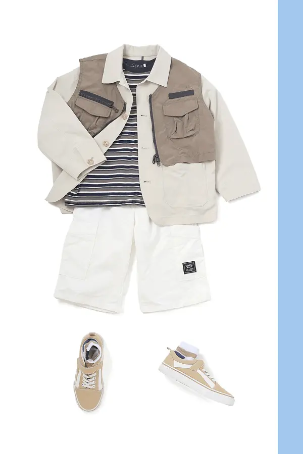 ベストレイヤードジャケット×白パンツの男の子コーディネート