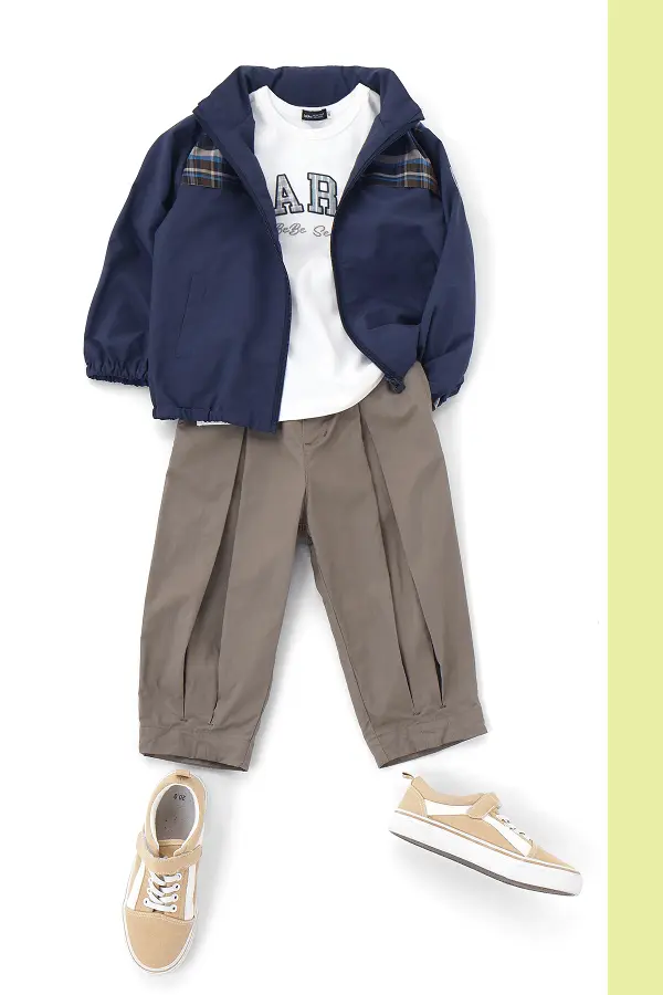 カーキベスト×白T×細ストライプパンツの男の子コーディネート