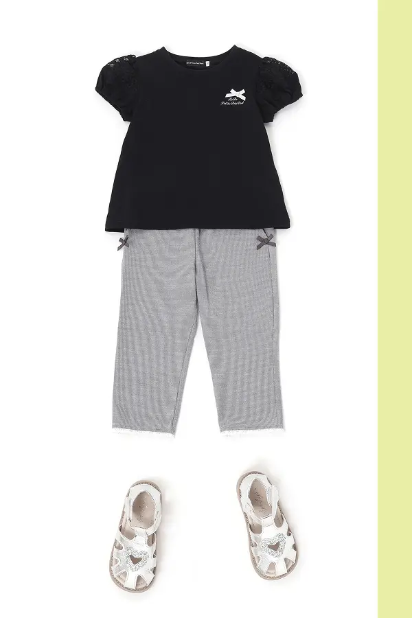 お花袖Tシャツ×カプリパンツの女の子コーディネート