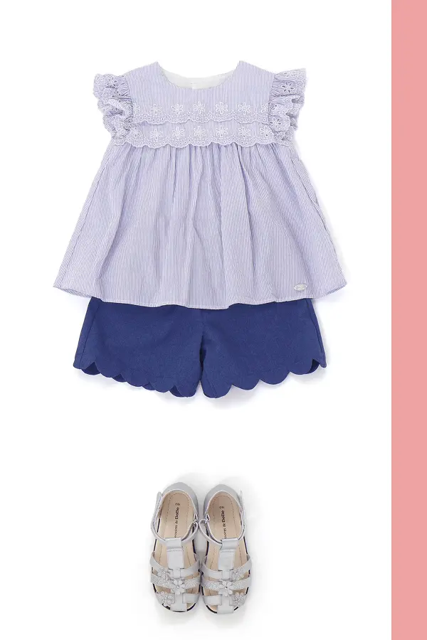 ストライプワンピ×ふんわり袖Tシャツの女の子コーディネート