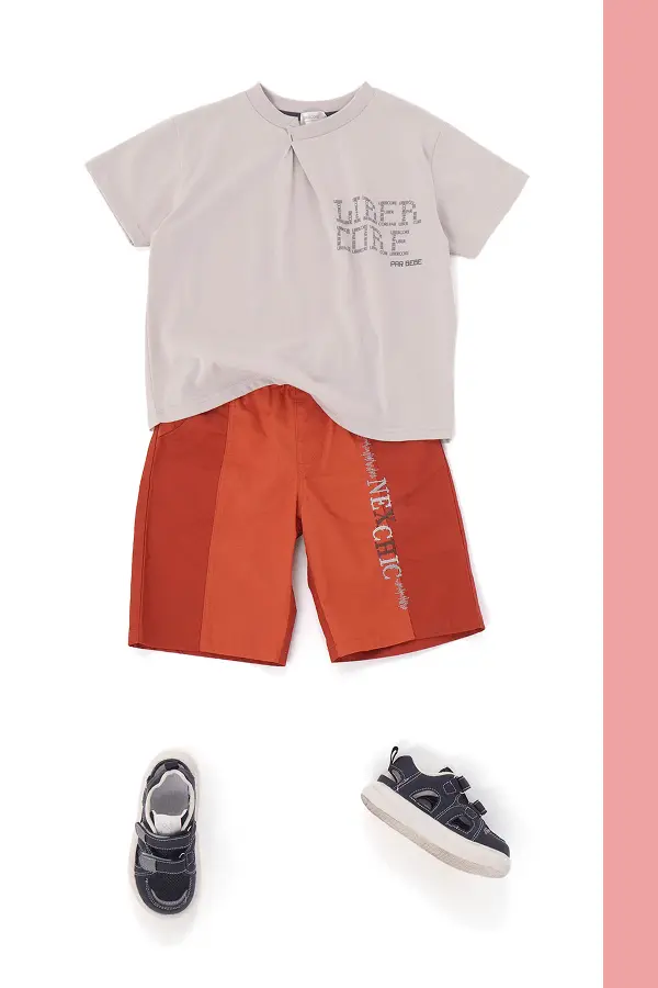 メッシュシャツ×ワッペンT×ラインパンツの男の子コーディネート