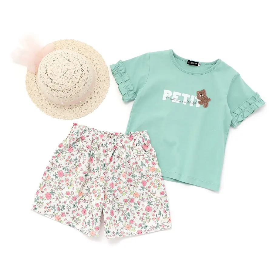 ミントグリーンのTシャツと花柄パンツコーディネート