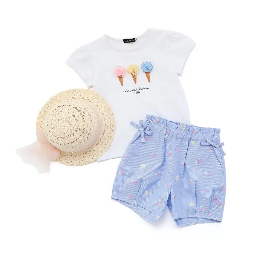 アイス柄のTシャツとショートパンツのコーディネート