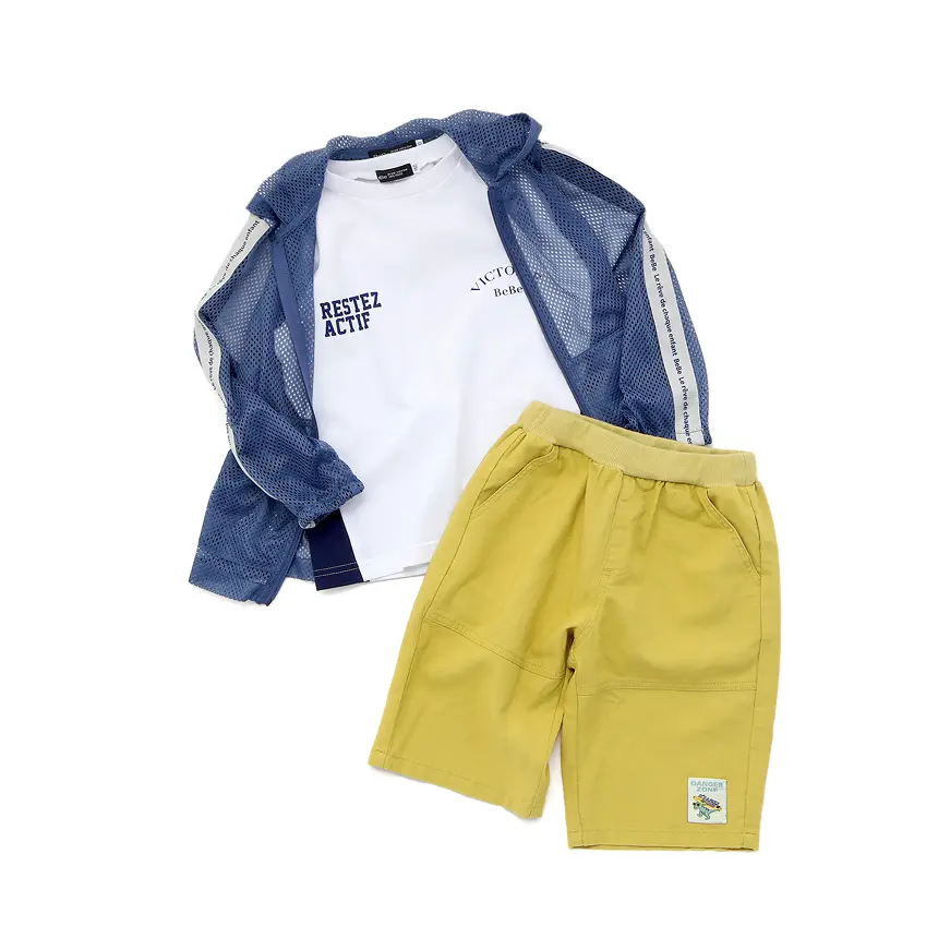 防虫メッシュアウターと白Tシャツ＆黄色のパンツのコーディネート