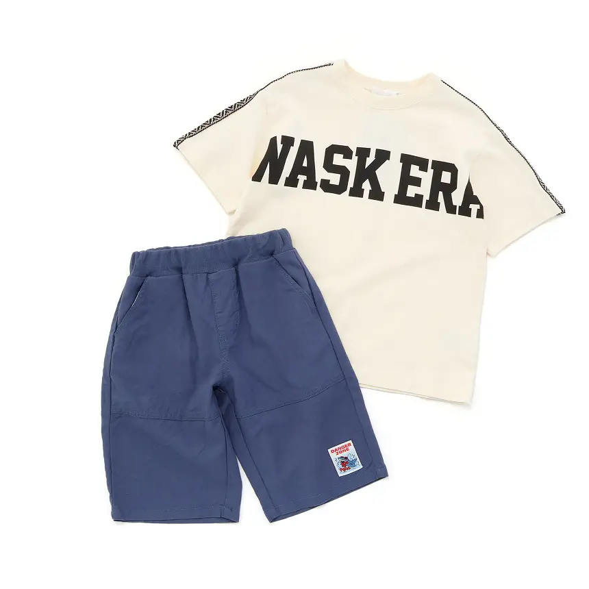 ロゴTシャツとブルーのハーフパンツのコーディネート