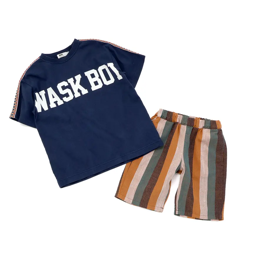 ネイビーTシャツとマルチカラーストライプのショートパンツのコーディネート