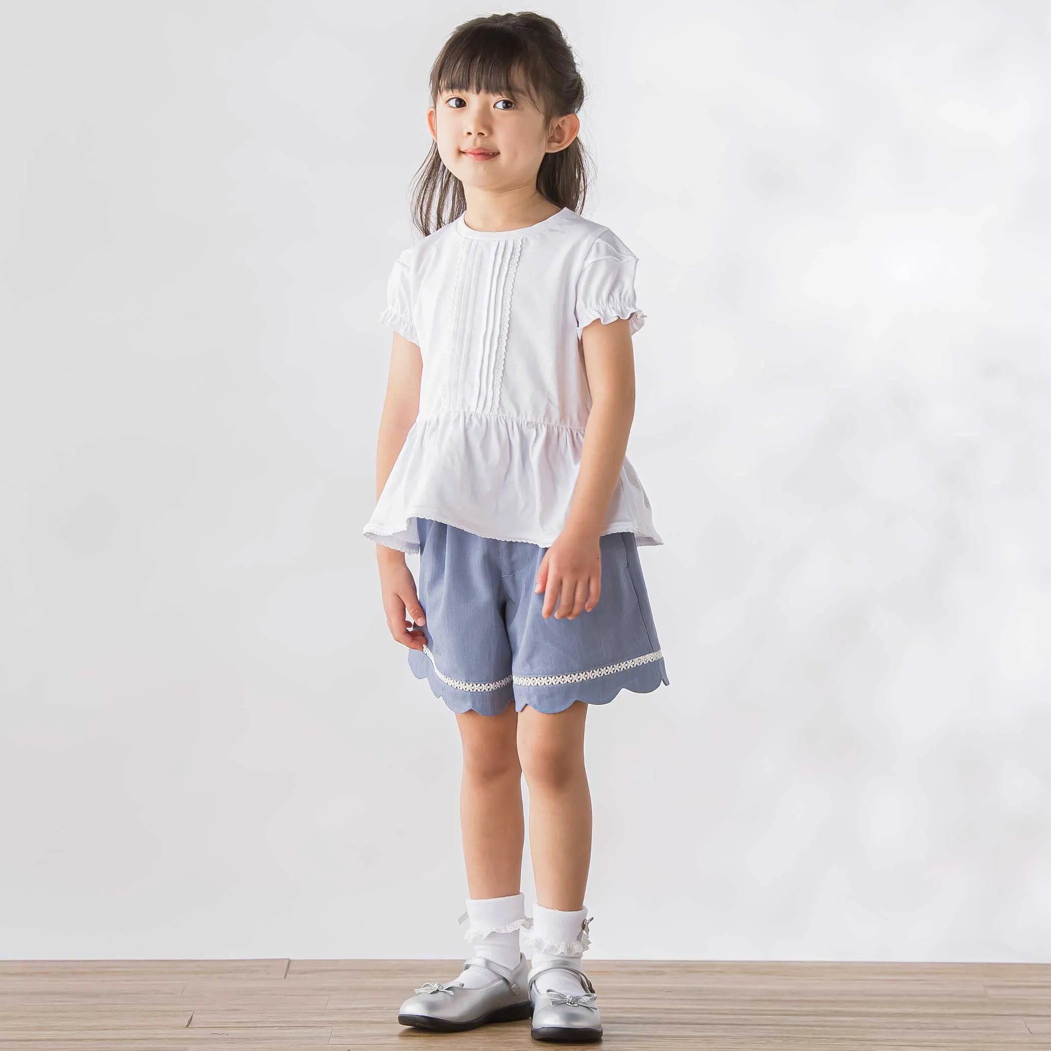 ホワイトレースTシャツとブルーキュロットの清楚な夏コーデ