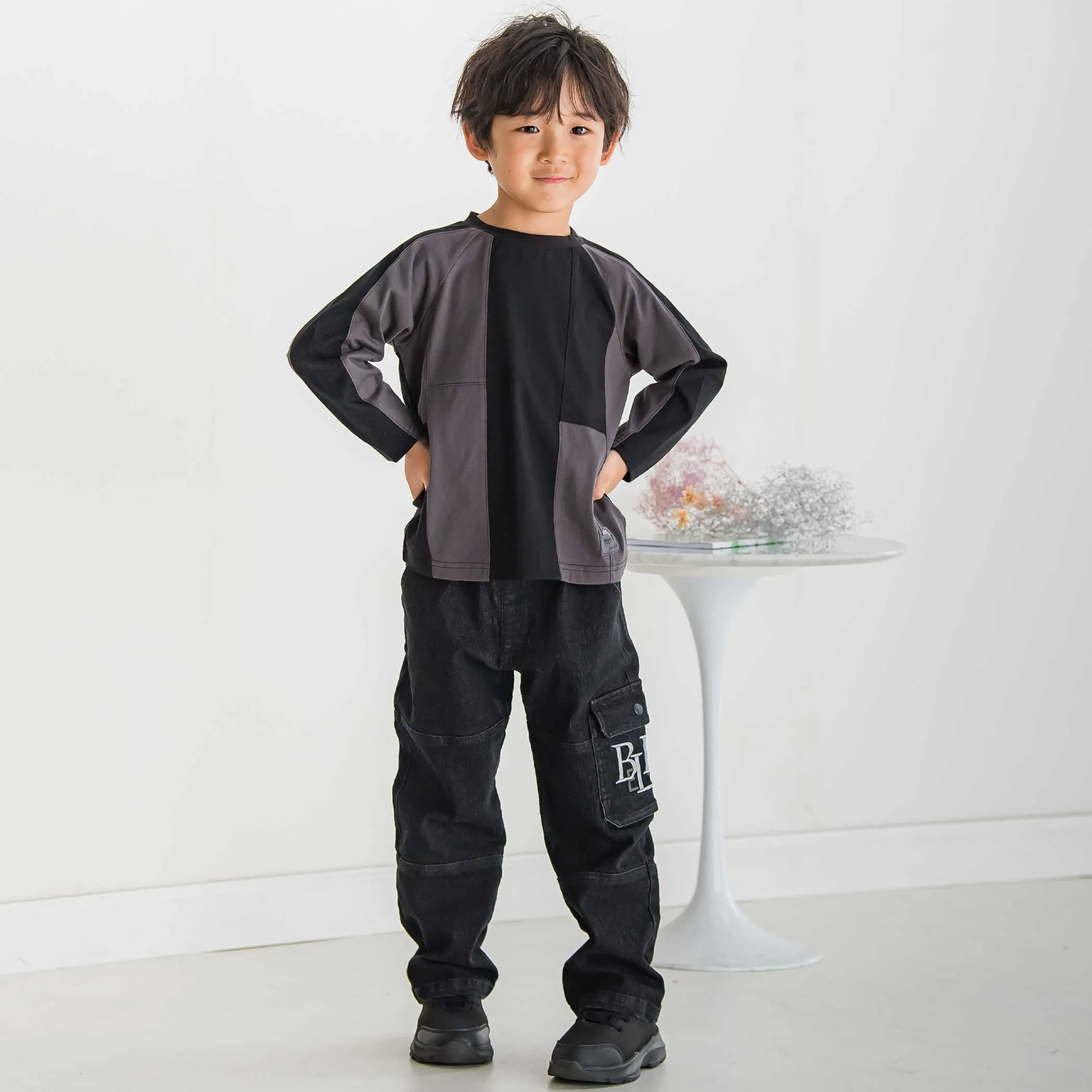 オールブラックのラグランTシャツとカーゴデニムのクールコーデ