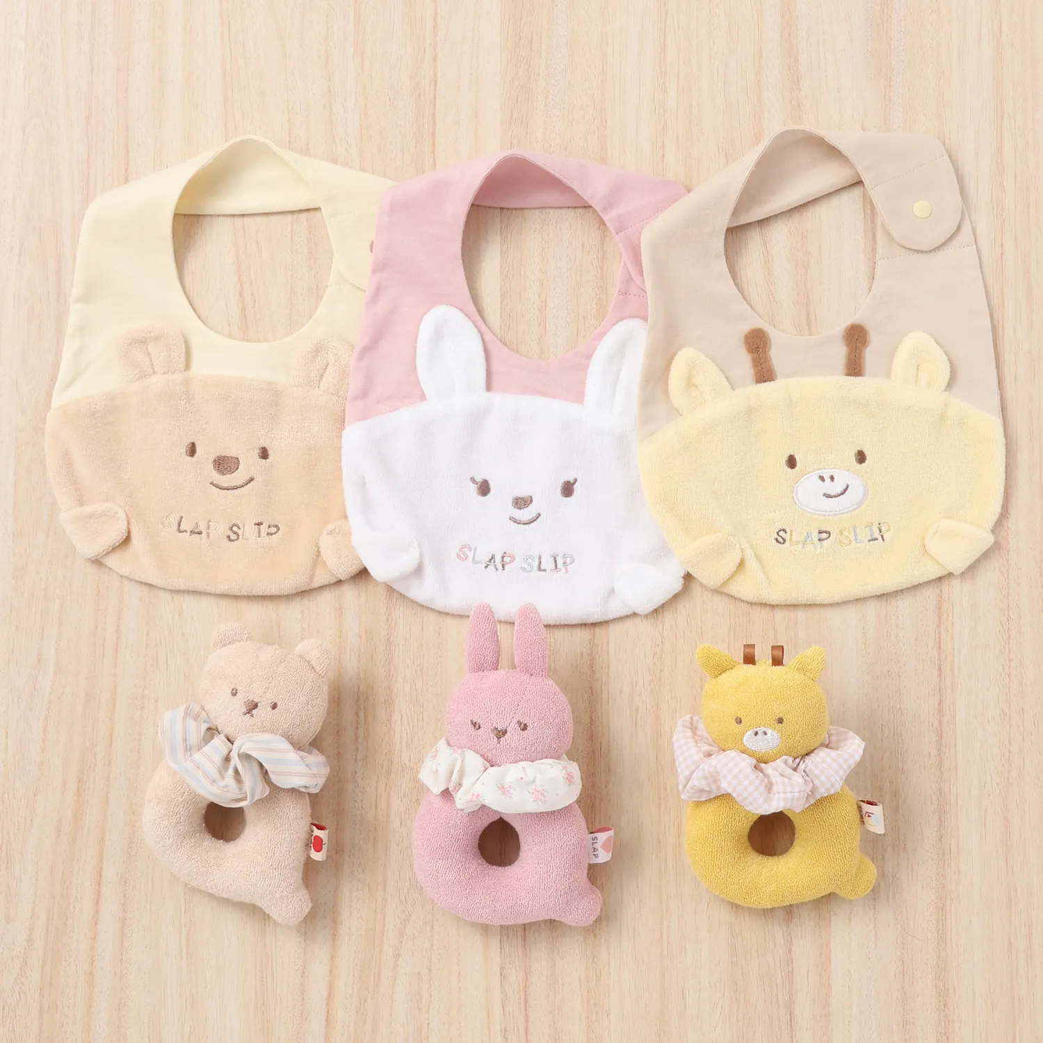 予算3,000円～5,000円：くま・うさぎ・キリンから選べるキュートなアニマルモチーフのベビー用スタイとラトルのセット