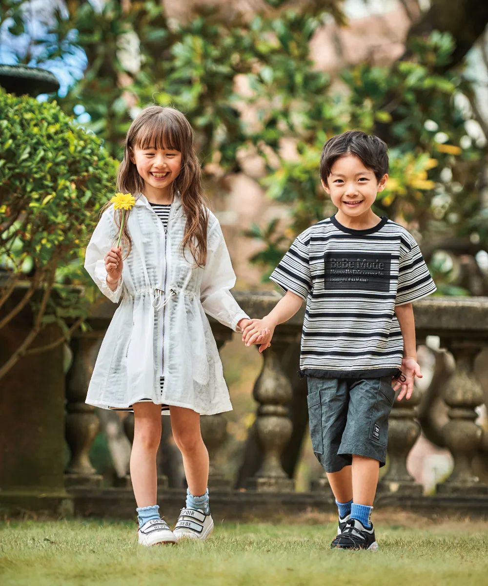 BeBe(べべ) 2026春夏 女の子用チェック柄ワンピースと白ジャケットの春コーディネート