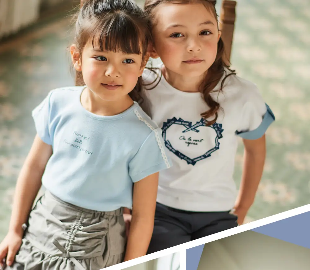 BeBe(べべ) 2026春夏 新作子供服 モデルの楽しそうな散策シーン1