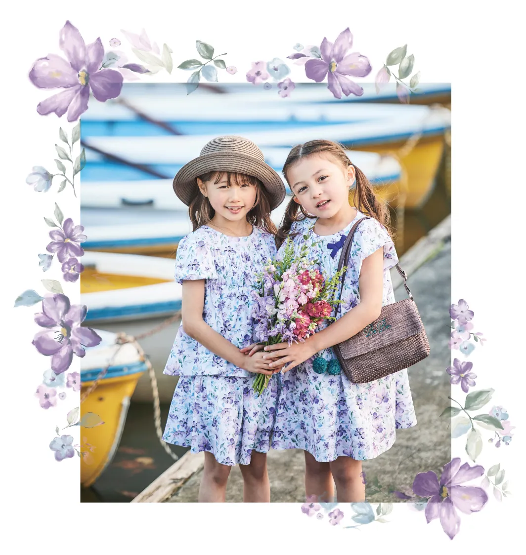 【モデル着用A・B・C】水彩タッチの花柄ブラウスと爽やかな白のパンツ、麦わら帽子のガーリースタイル