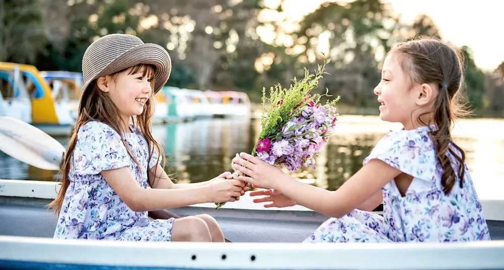 【モデル着用D・E】透け感のある軽やかな花柄ワンピースとカゴバッグのコーディネート