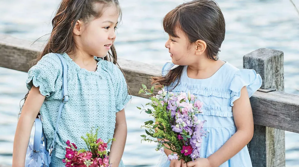 【モデル着用H・I】クリーンな発色のピンクのワンピースとリボンサンダルのスタイル