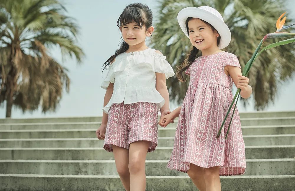 BeBe 2026年5月コレクション フリルワンピースを着用したモデル