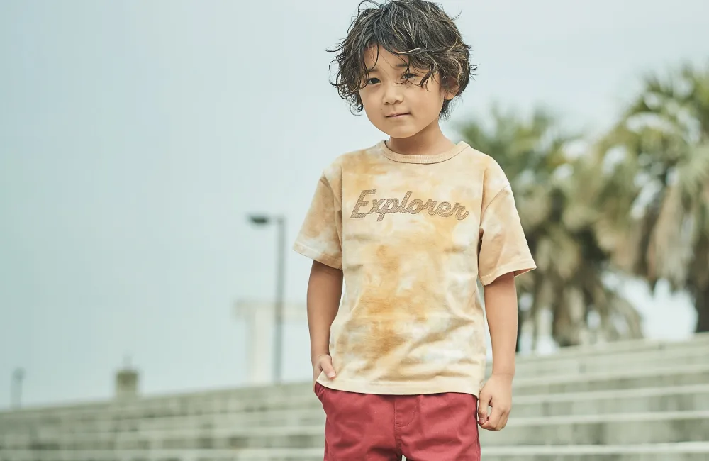 BeBe ロゴTシャツとサンダルのスタイリング