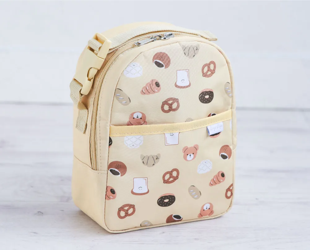 保冷バッグの機能紹介：上部にはベビーカーに取り付け可能なバックル付き。便利な外ポケットも装備