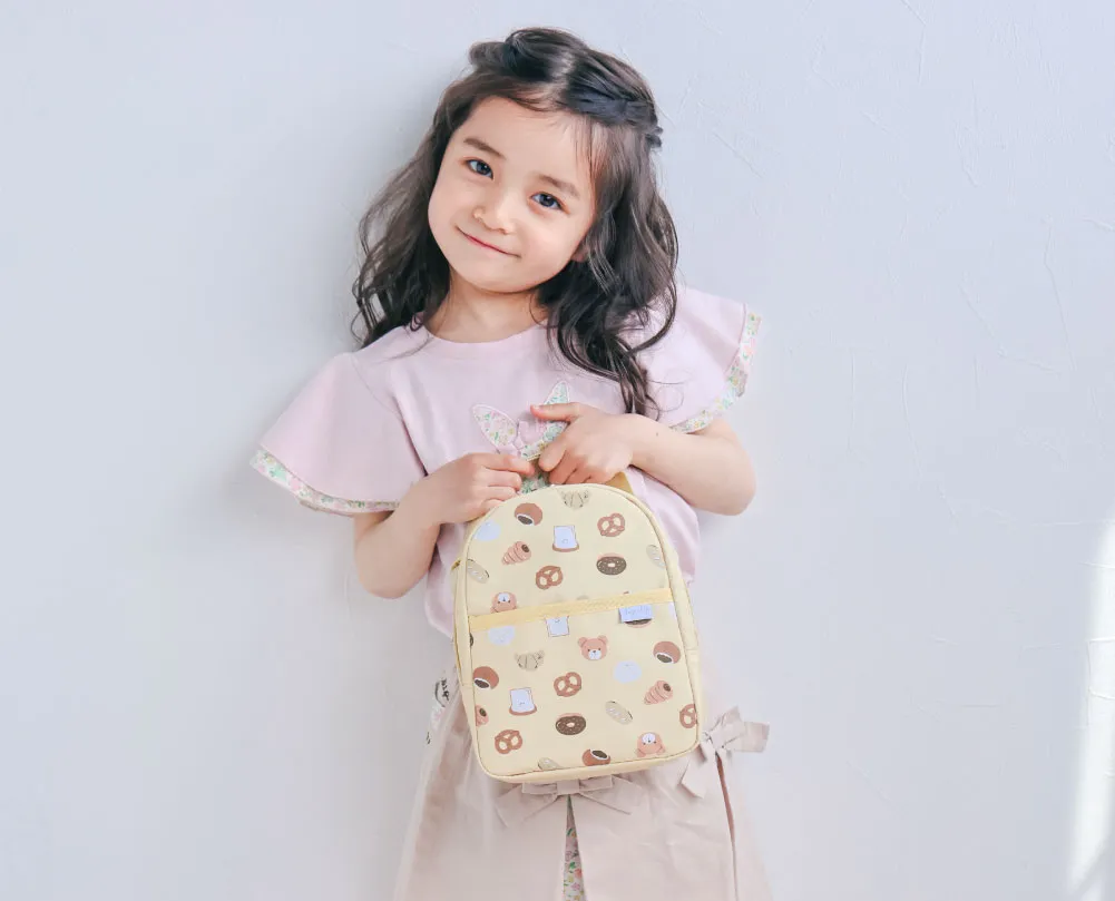 お子様が保冷バッグを持っているイメージ：コンパクトで持ち運びやすく、お出かけにぴったりのサイズ感