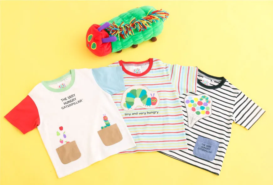 はらぺこあおむしTシャツを着用した男の子と女の子のコーディネート例