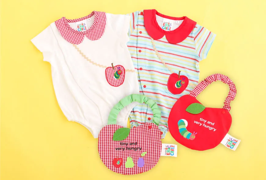 はらぺこあおむしのベビーウェアを着用した赤ちゃんの記念写真イメージ