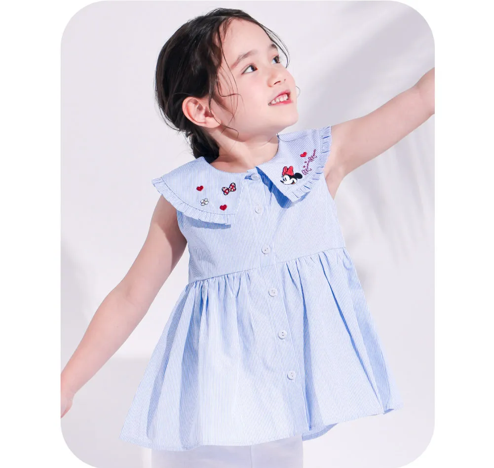 襟刺しゅうチュニックを着用した女の子モデルの全身スタイリング