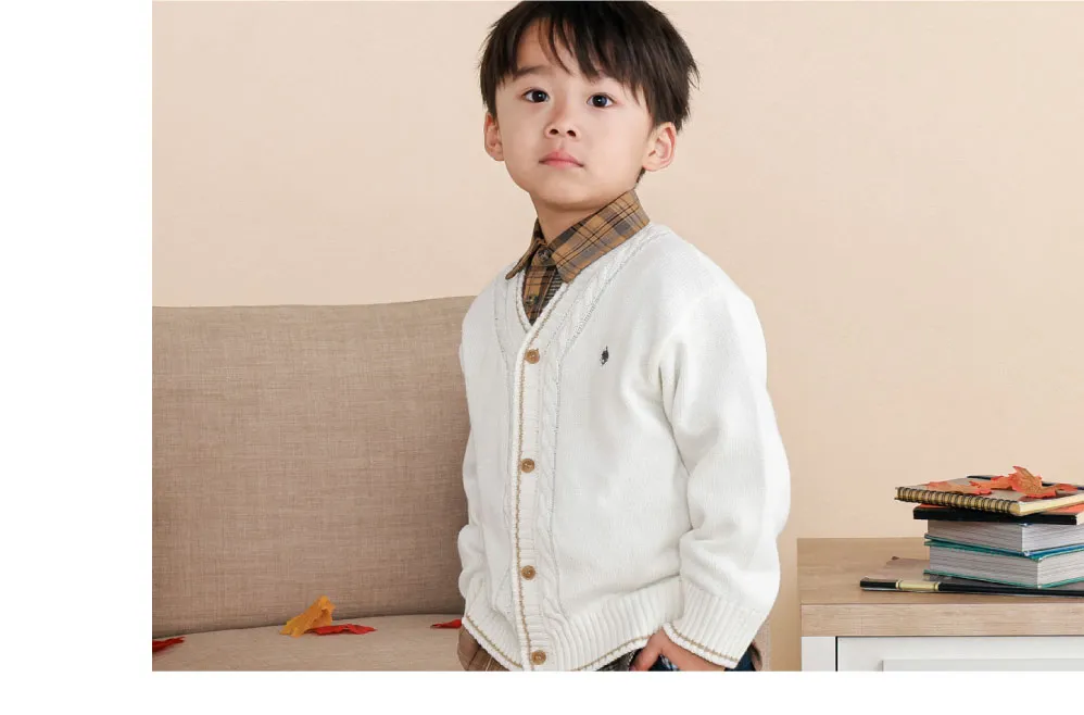 ケーブル編みカーディガンとチェックシャツのコーディネート