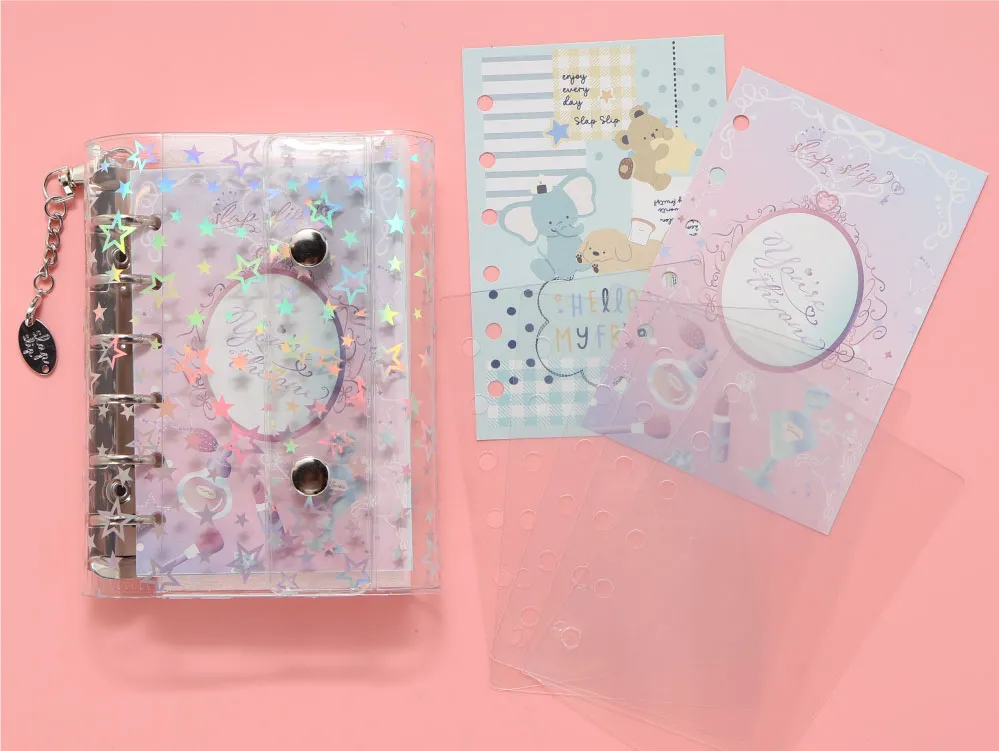 スラぷくシール帳：オーロラカラーの表紙とオリジナルチャームのディテール