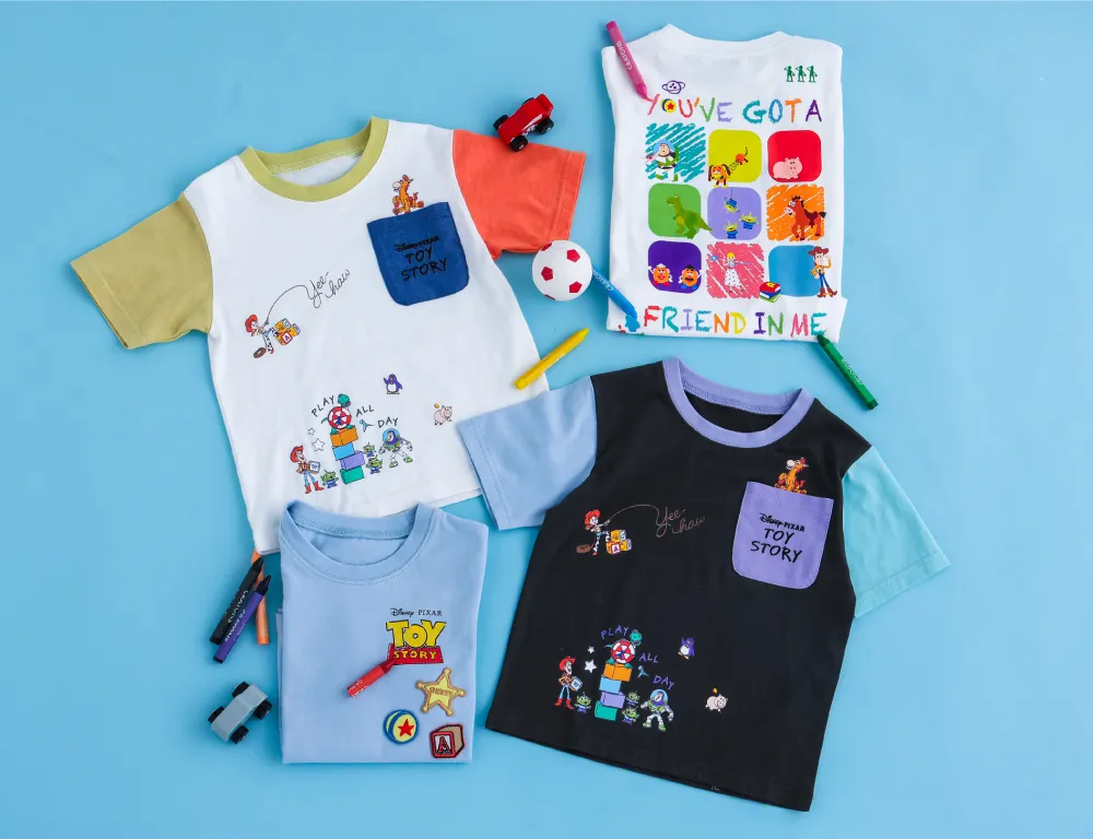 トイ・ストーリーのキャラクターたちが並んだ集合カット 子供服の楽しさが伝わるイメージ画像