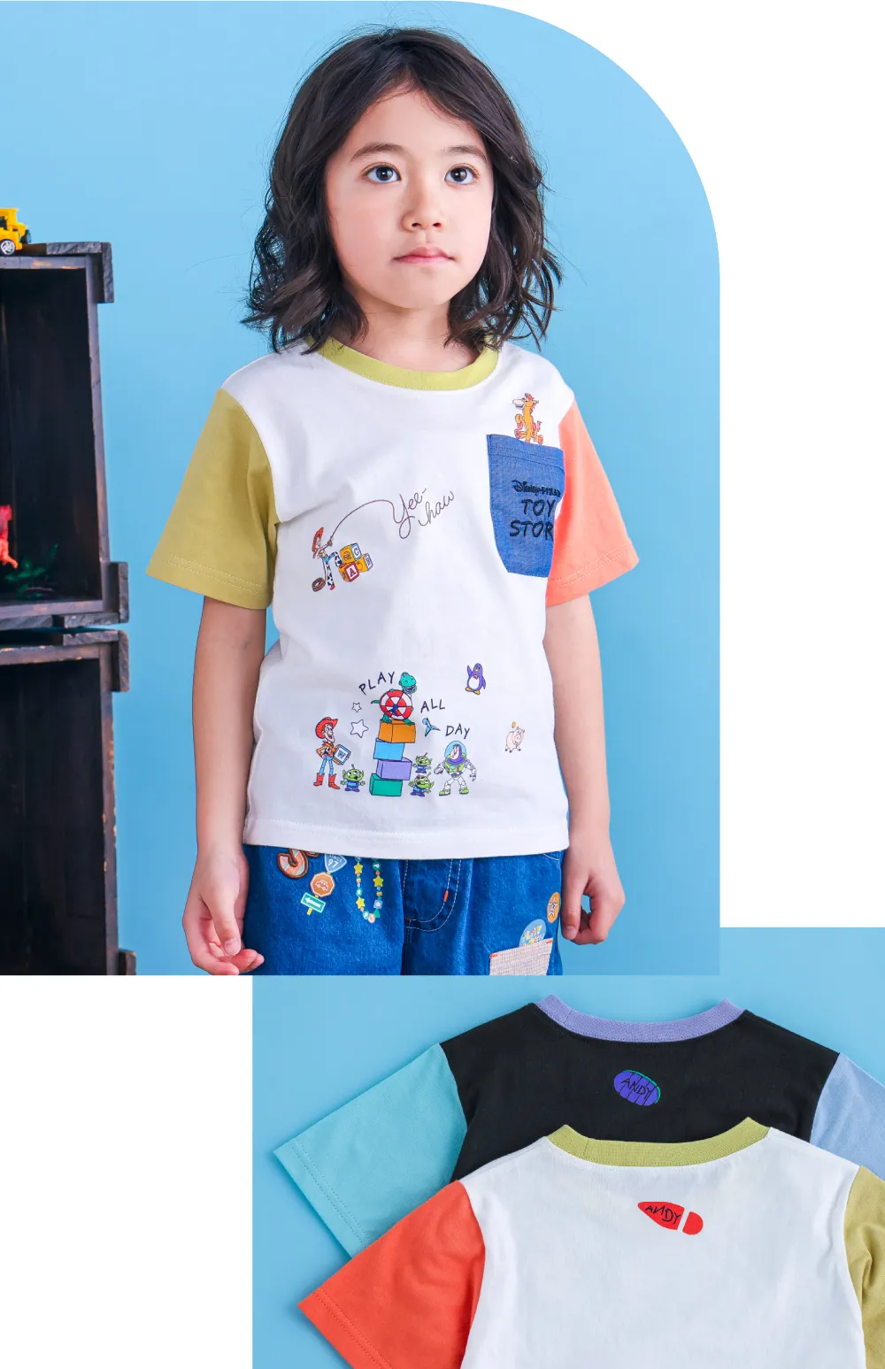 トイ・ストーリーのキャラクターと積み木がプリントされたバイカラー半袖Tシャツの着用イメージ