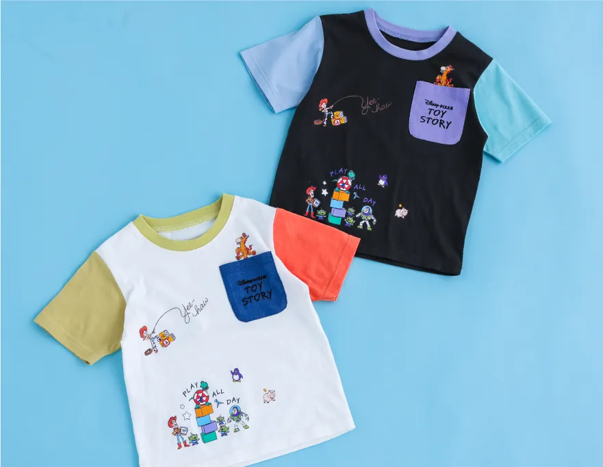 バイカラー半袖Tシャツのバックデザイン アンディの足跡プリントと積み木モチーフのディテール