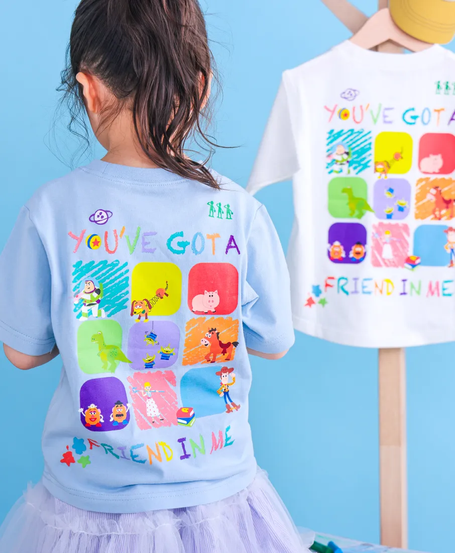 ウッディの保安官バッジや積み木、ボールのワッペンが贅沢に施された半袖Tシャツのアップ写真