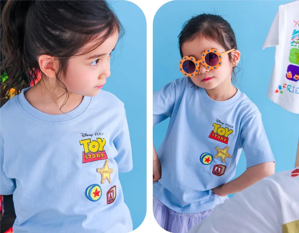 バックプリントに賑やかなキャラクターたちがデザインされた子供用Tシャツの背面全体像