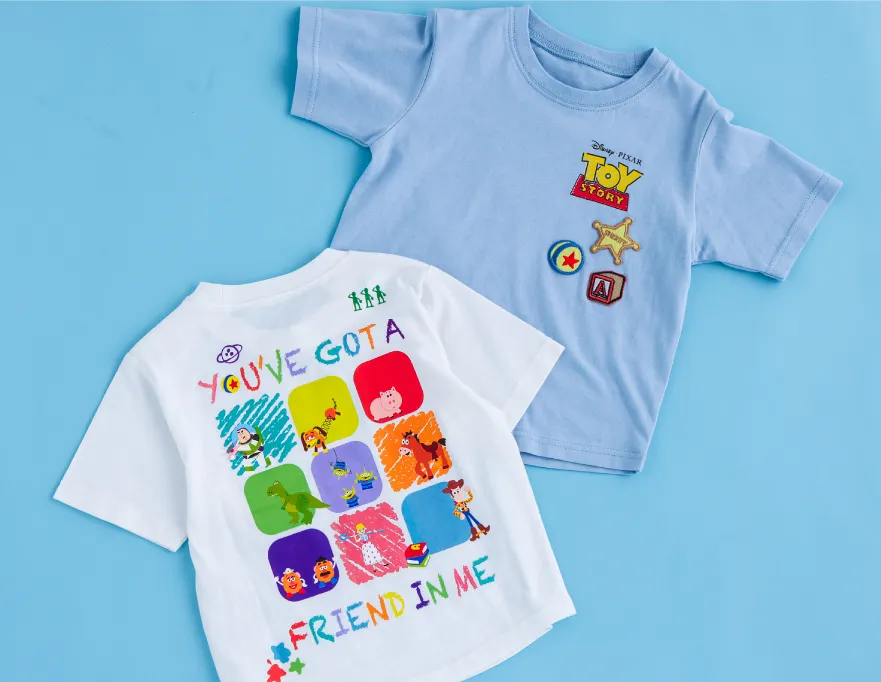 遊び心のあるワッペンと賑やかなバックプリントが特徴のトイ・ストーリーTシャツ着用シーン