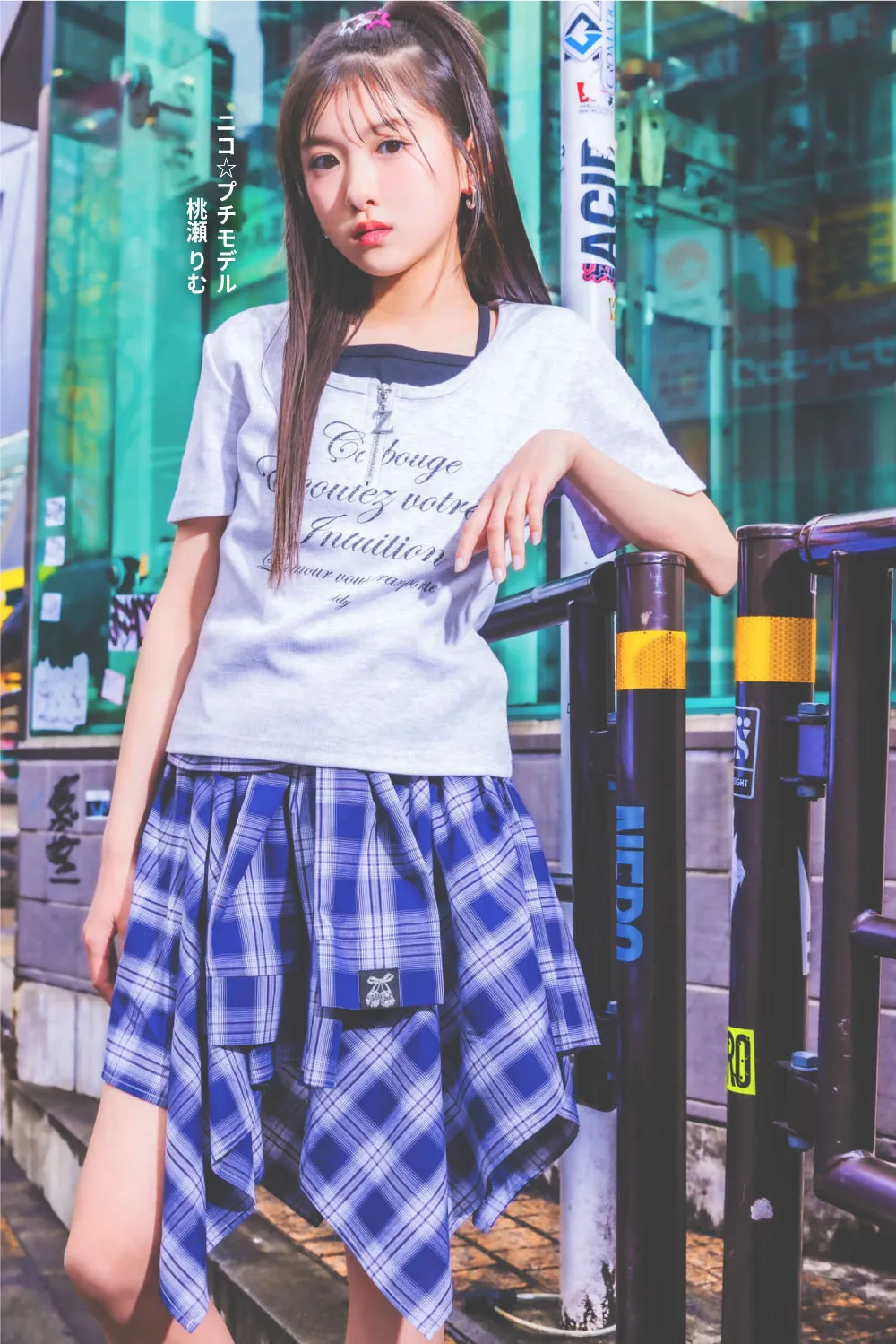 モデル着用イメージ：レイヤード風Tシャツと腰巻きシャツ風スカパンを合わせた、クールな平成レトロスタイル