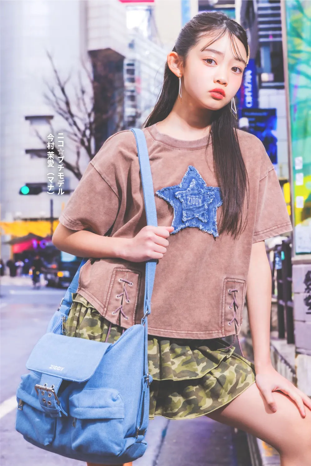 モデル着用イメージ：グランジTシャツと迷彩ティアードスカパンを合わせた、エッジの効いたぎゃるコーデ