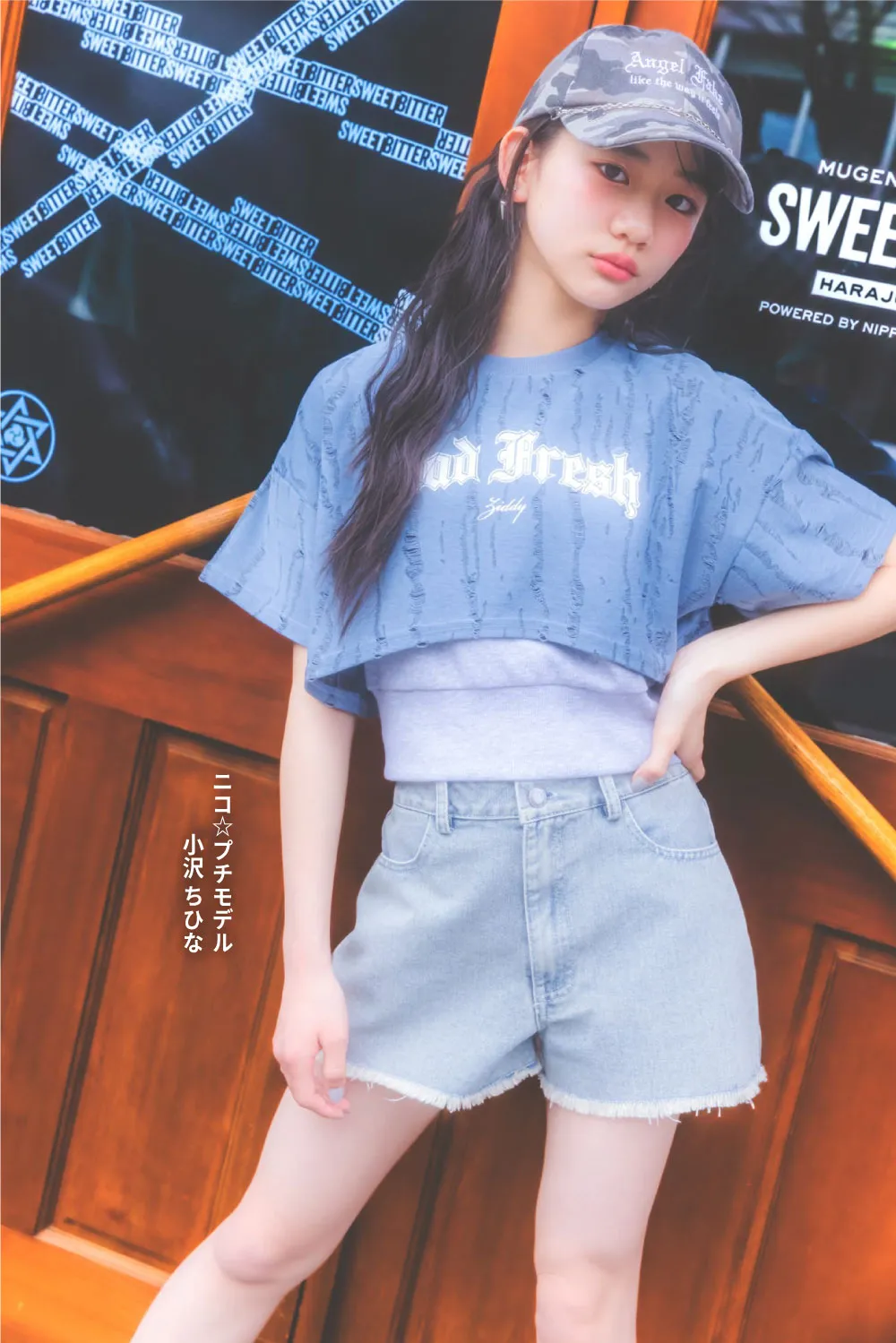 モデル着用イメージ：ダメージ風Tシャツとデニムショートパンツのクールな着こなし