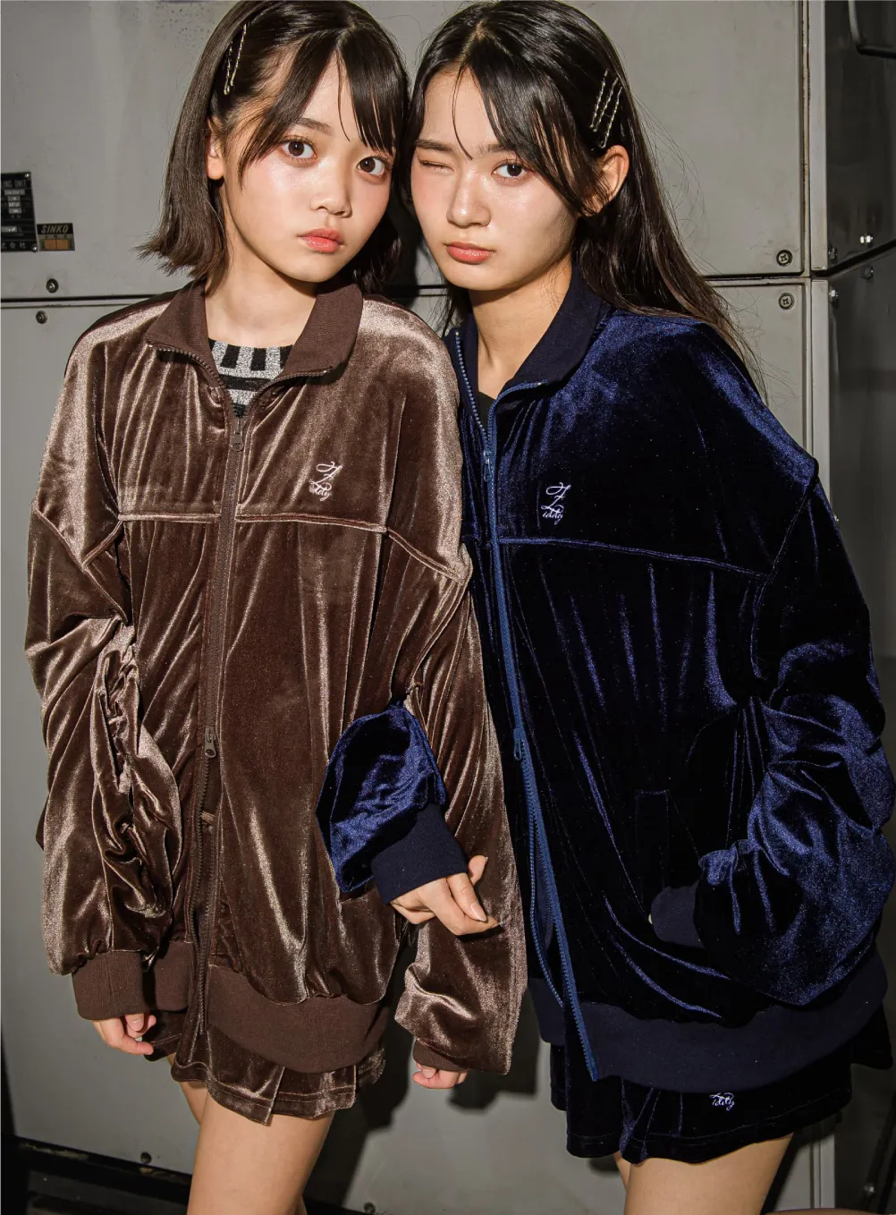ベロアブルゾンとミニ丈スカパンの大人カラーコーディネート