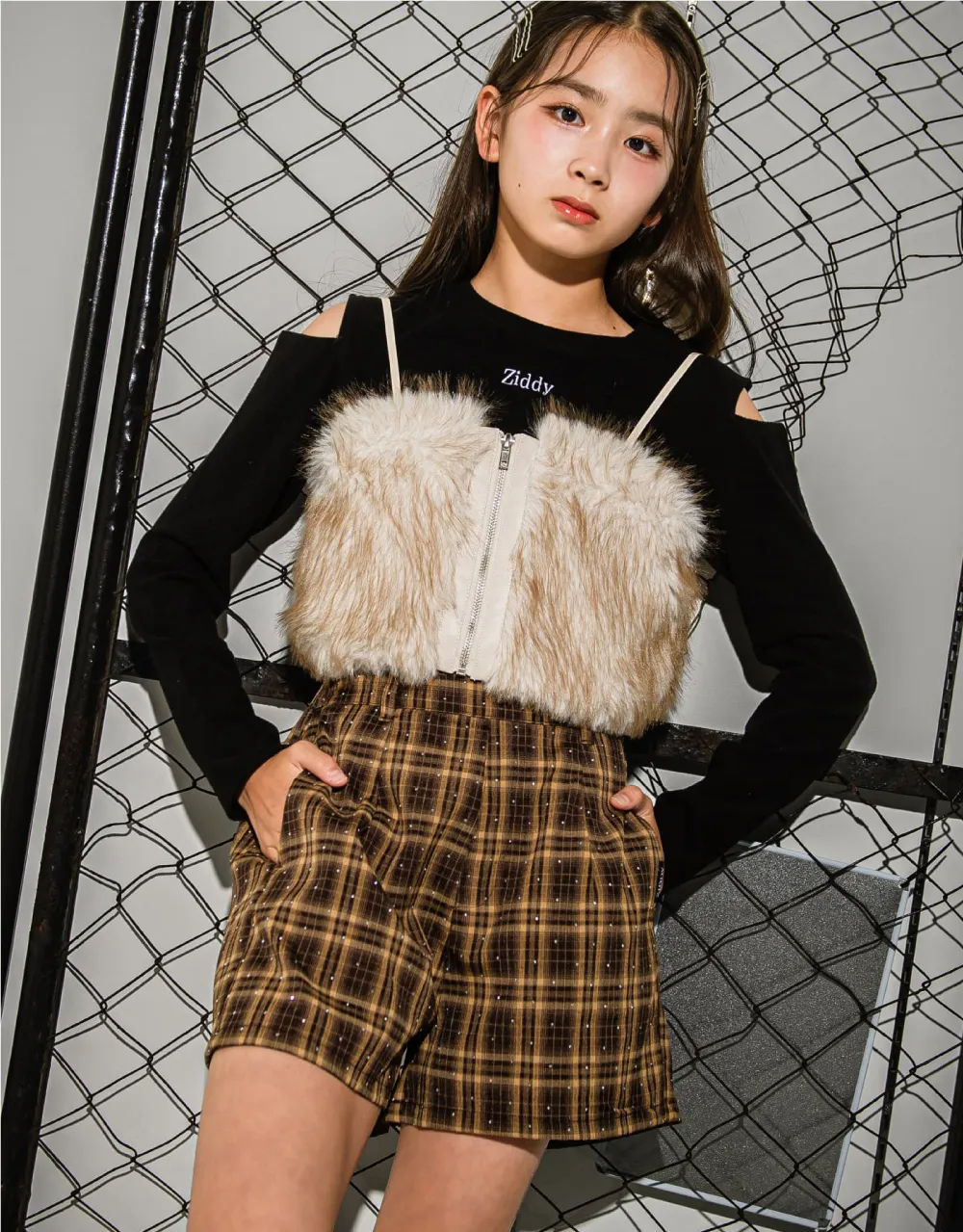 ファービスチェ・肩あきTシャツとキラキラストーン付きショートパンツのコーデ