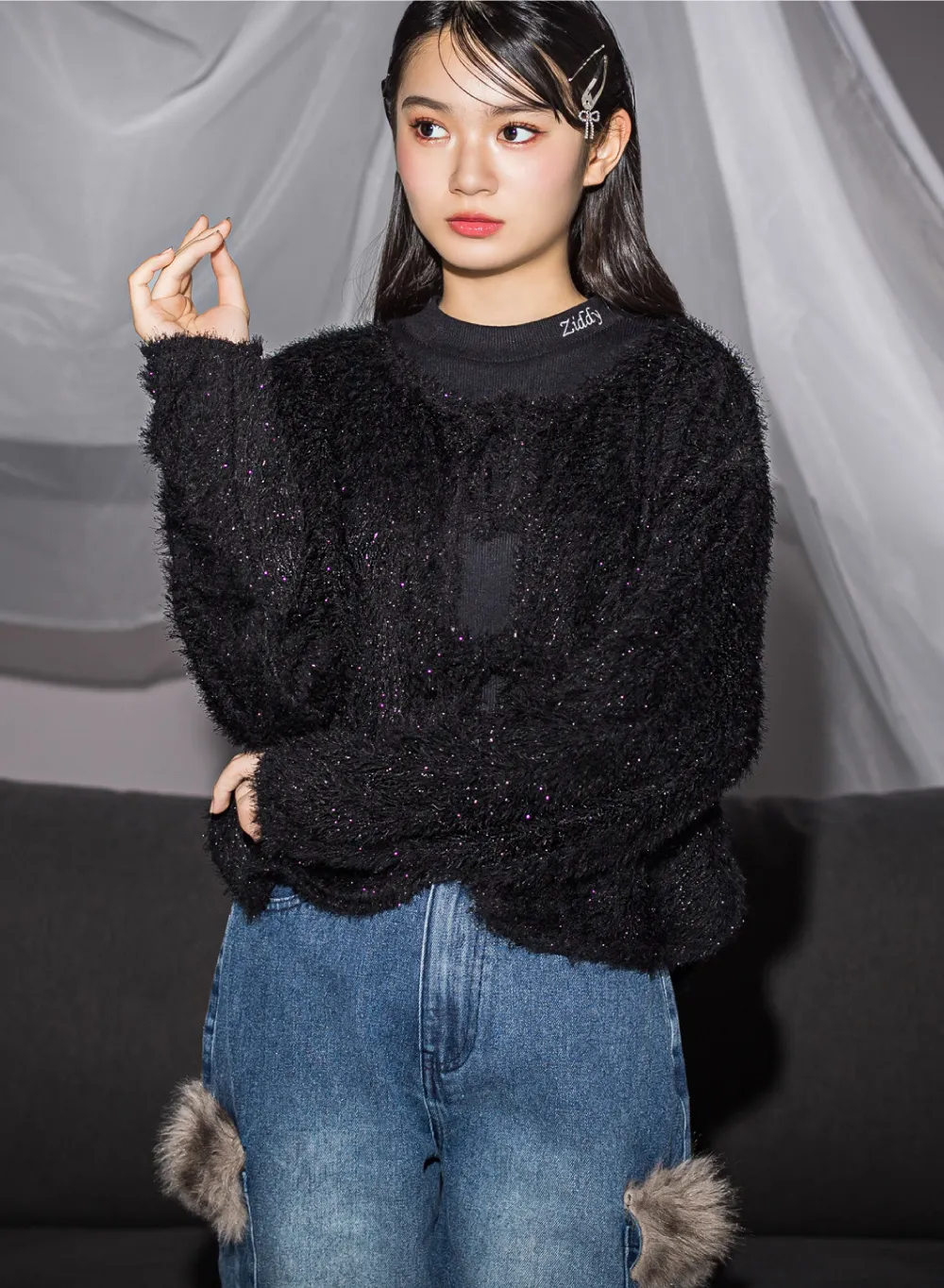 ラメシャギーニットのカーデと長袖Tシャツの大人カラーコーディネート
